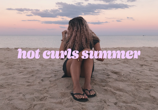 Plage VS cheveux bouclés : comment protéger sa crinière ?
